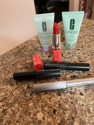 Nuevo Clinique Essentials Lote de Cuidado de la Piel y Lápiz Labial Y Rímel Foto 1 de 2