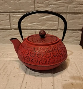 Japanische Gusseisen Tetsubin Teekanne rot & schwarz mit Blumenmuster schwarzer Griff - Bild 1 von 14
