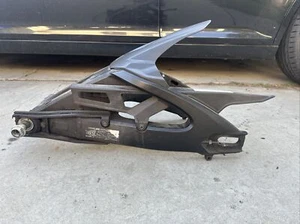 2011 - 2023 SUZUKI GSXR 600 750 OEM SWING ARM SWINGARM W FENDER HUGGER 11 12 13 - Picture 1 of 8