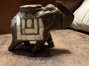Antiker handgeschnitzter Elefant mit Perlmutt und Messing - Bild 1 von 7