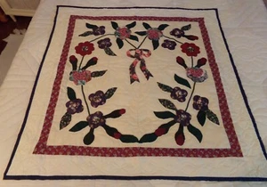 Neue handgefertigte Amish gesteppte Country Rose applizierter Wandbehang (39" B x 39,5" H) - Bild 1 von 7