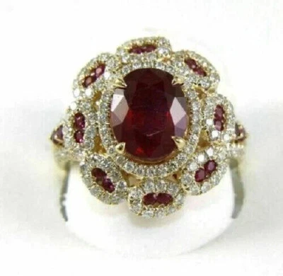 Anillo de compromiso de boda con halo de granate rojo corte ovalado de 2,50 quilates acabado oro amarillo de 14 k Foto 1 de 4