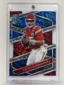 Discoteca troquelada Panini Spectra Patrick Mahomes II 2024 rojo y azul neón SSP/50🔥 - Imagen 1 de 2