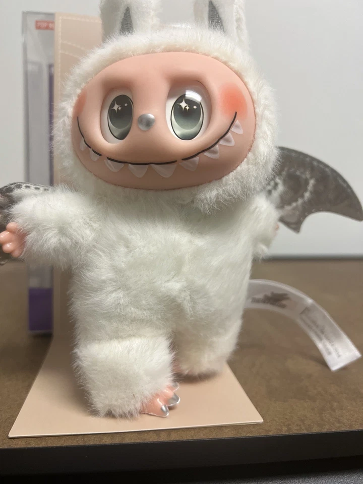 Labubu - Muñeca cara vinilo ANGEL IN CLOUDS (auténtica) caja manchada, muñeca intacta. Foto 1 de 1