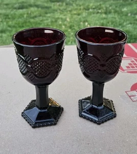 2 COPAS DE VINO AVON DE COLECCIÓN 5" 1876 Cape Cod Rubí Rojo Vidrio Pequeño Cordial - Imagen 1 de 1