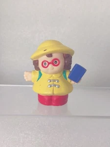 Fisher Price Little People MAGGIE Schulmädchen Regenbekleidung und Buch 2008 - Bild 1 von 4
