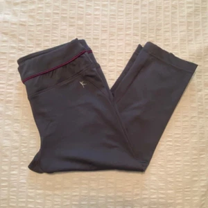 Danskin Capri grau mit fuchsia Akzent tailliert Yogahose - Größe: Small - Bild 1 von 4