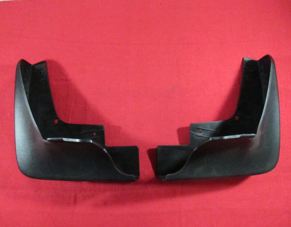 Protectores contra salpicaduras traseros moldeados negros CHRYSLER 300 NUEVO OEM MOPAR Foto 1 de 4