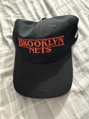 Stranger Things 夜布鲁克林篮网帽 2025 场馆赠品 全新 — 第 1/3 张图片