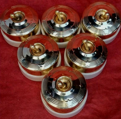 CONJUNTO DE DECORAÇÃO PARA CASA BOTÃO INTERRUPTOR ELÉTRICO VINTAGE DESIGN ESTRELA 1 VIA LATÃO E CERÂMICA - Imagem 1 de 4