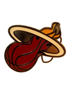 Hebilla de cinturón Miami Heat Steel (hecha en 2005) 4 pulgadas de ancho por 3 pulgadas de alto - Imagen 1 de 4