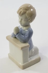 AP) Estatuilla de Colección Primera Comunión Arrodillado Niño Rezando Porcelana Romana Japón - Imagen 1 de 11