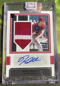 Nick Lodolo - 2022 Panini Three And Two Rookie Patch Auto /7 - Reds - Bild 1 von 3