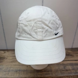Nike Mütze Kappe Riemen hinten weiß schwarz Swoosh bestickt Freizeit Herren verstellbar - Bild 1 von 9