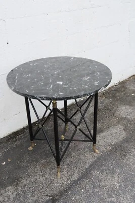 Mesa auxiliar Hollywood Regency Stone Top pintada de metal negro y latón 5327 Foto 1 de 4