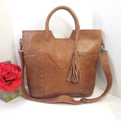 Bolso Bandolera Tony Lama Grande Cuero Tachonado con Correa Ajustable Foto 1 de 4