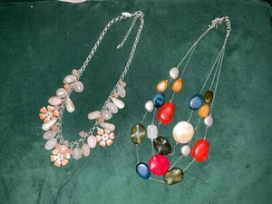 NY and Company 2 Perlenketten Lot 1 mit Blumen 1 mehrstrangig.  Gebraucht wie besehen - Bild 1 von 6