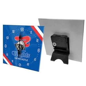 124504 NEWCASTLE KNIGHTS NRL ANALOGUE MINI GLASS CLOCK TIME WITH STAND - Bild 1 von 1