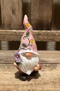 Mini gnomo de jardín de primavera, gnomo de resina sosteniendo una flor púrpura, mini gnomo de verano - Imagen 1 de 9