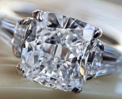 Anillo de compromiso vintage de platino GIA 4,01 ctw antiguo cojín con detalles de diamantes bala Foto 1 de 4