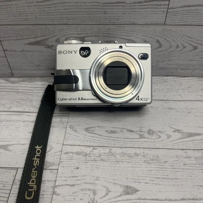 Sony Cyber-shot DSC-V1 5MP Digital Camera Silver No Battery Untested - Image 1 of 4