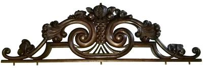 Parte- CREST, Rococó Vitoriano, Pedimento, Frutas, Uvas, c1850, 62"w, 20"t - Imagem 1 de 4