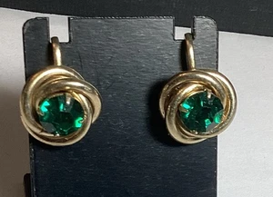 PENDIENTES RETRO DE COLECCIÓN FIRMADOS CORO ATORNILLADOS PEDRERÍA VERDE TONO DORADO - Imagen 1 de 4