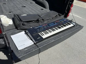 Roland Juno-Di Sintetizzatore Mobile Portatile 61 Tasti con Borsa Alimentatore e Pedale - Foto 1 di 7