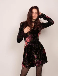 Cue Floral Velvet Playsuit Choker V Cutout Neckline Black Pink 12 Ruffled Cuff - Bild 1 von 24