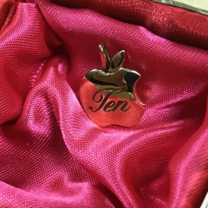 SELLER EXCLUSIVE _ Apple Computer 14K Gold 10 YEAR Anniversary Employee Pendant - Afbeelding 1 van 9
