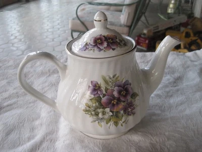 Tetera vintage Arthur Wood Son Staffordshire, Inglaterra, diseño de flores 6496 Foto 1 de 4