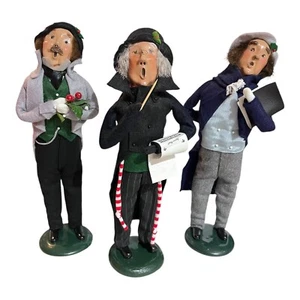 Signed Byers Choice Caroler Singing 3 Man Trio Conductor Music Christmas Holly - Picture 1 of 13
