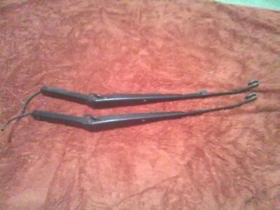 Par de brazos limpiaparabrisas Valeo para camioneta Chevy Tahoe GMC Yukon Suburban Foto 1 de 4