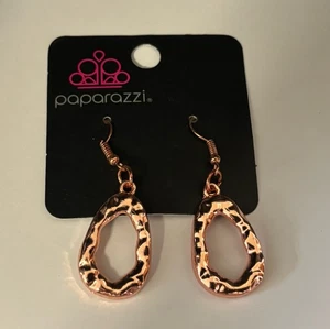 "Aretes de alambre perforados largos de 1,5"" de paparazzi colgantes en tono cobre en tarjeta" - Imagen 1 de 5