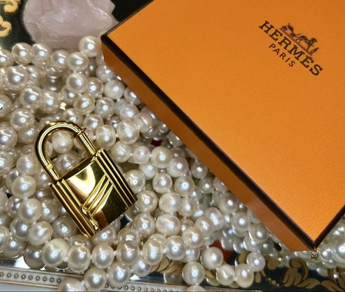 HERMÈS HERMES 1998 Lucchetto Placcato Oro Cadena Charm ANNEE ARBRE Tema Albero 1 4 Pollici