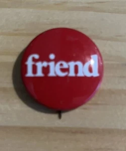 Pinback bottone vintage anni '60 Friend - Foto 1 di 3