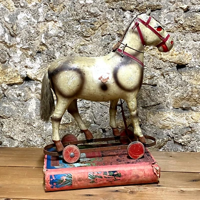 Jouet Ancien Cheval Carton Bouilli s/ Roulettes à Tirer- L. 35 cm  - Dans l'état - Photo 1/4