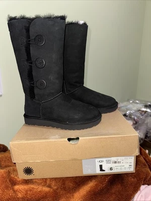 UGG Bailey Button Triplet II Wildlederstiefel schwarz Damengröße 6 M neu mit Karton - Bild 1 von 3