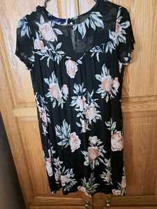 Schwarzes Kleid mit Blumenmuster und transparenten Ärmeln, gefüttert, Brustumfang 38" von Apt 9 Größe Medium - Bild 1 von 5