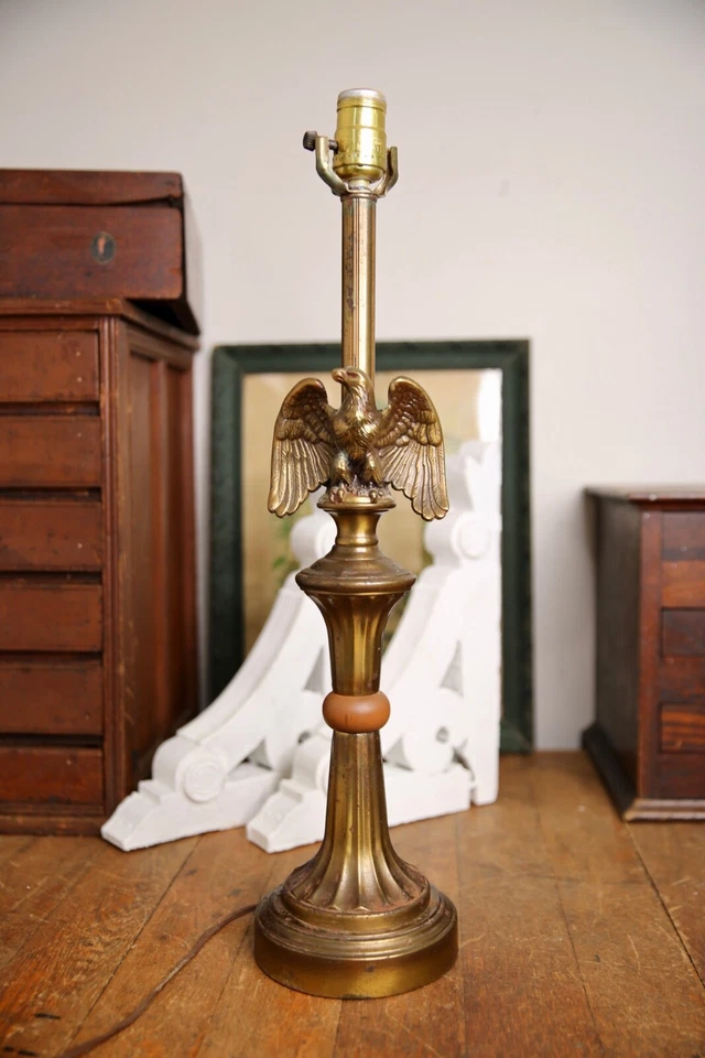 Luminária de mesa vintage 1960 estilo federal militar americana bronze águia - Imagem 1 de 4