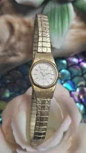 Dainty Working Vintage Wittnaur Ladies Small Luxury Watch With Stretch Gold Band - Picture 1 of 5