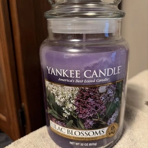 Yankee Candle Lilac Blossoms 22oz Large Jar Single Wick Kerze 100-150 Stunden Neu - Bild 1 von 4