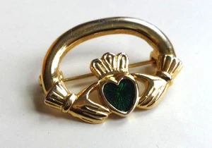 IRISH CLADDAGH BROOCH PIN GOLD TONE GREEN STONE/ENAMEL LUCK LOVE FRIENDS LOYALTY - Picture 1 of 8