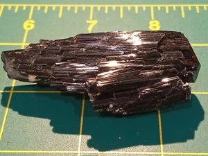 SPEKTAKULÄR! Spray Growth Schwarzer Turmalin mit Albit Matrix - Skardu, Pakistan - Bild 1 von 10