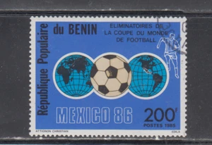 BENIN :  1985 - USED  - SCOTT #  600  FOOTBALL - Picture 1 of 1