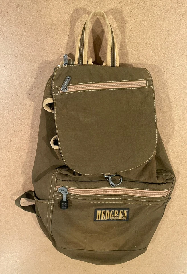 Mochila verde Hedgren. Solapa superior con cierre. Cremallera Signature Hedgreen. Foto 1 de 4