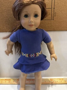 American Girl Puppe Saige Doll Girl Of The Year mit Meet Kleid BESCHREIBUNG LESEN - Bild 1 von 22