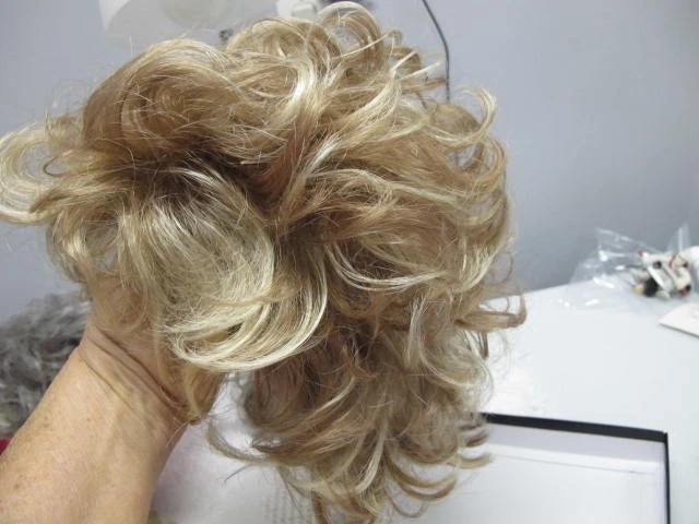 Aspen 假发 颈长 金发 微妙 红色 短 超卷曲 分层 — 第 1/4 张图片