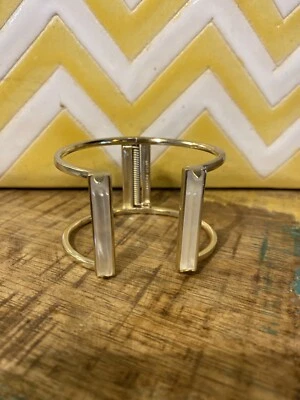 Usado en Excelente Condición Kendra Scott Chapado en Oro Bisagras Gavin Brazalete Madreperla Foto 1 de 4