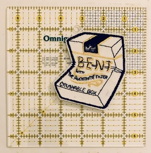 70er Jahre Vintage WACKY KOOKY ""gebogene"" zerkleinerbare Box zum Aufnähen Patch - Bild 1 von 2